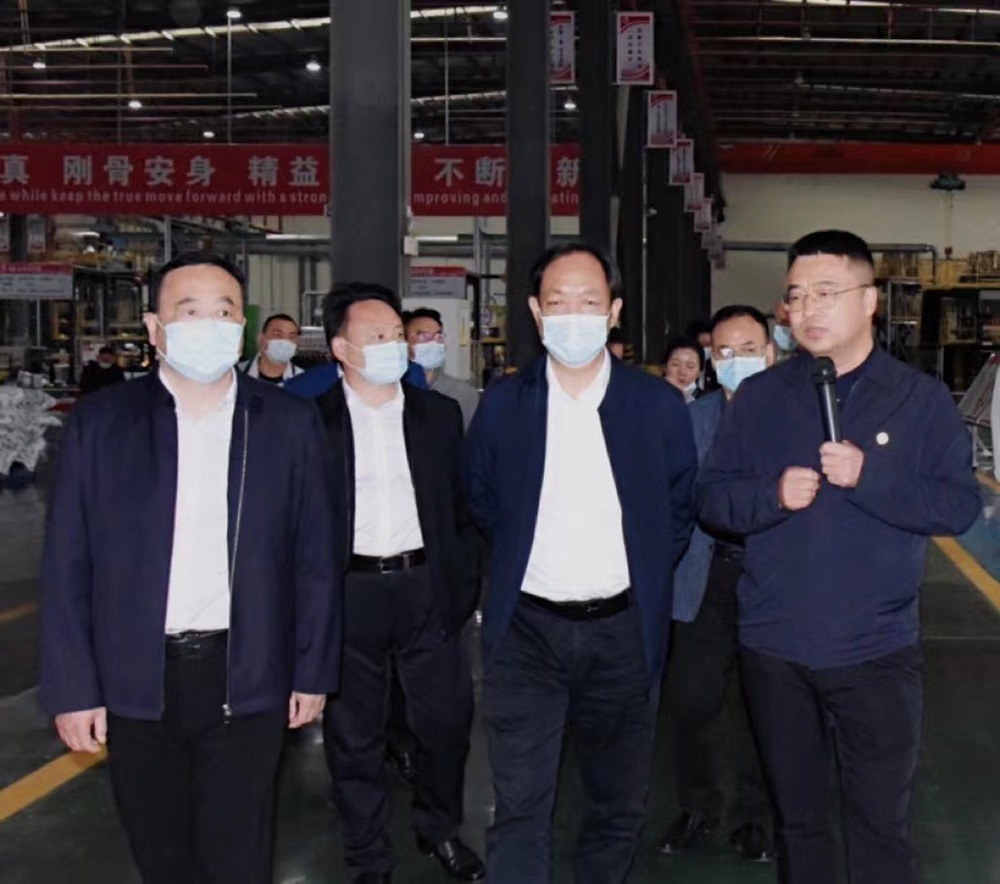岳阳市委常委、宣传部长刘启峰一行调研岳阳东方雨虹