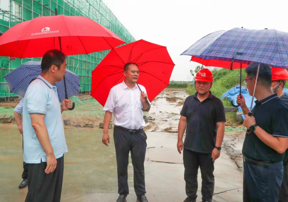 济南天桥区委副书记、区长张庆国调研济南东方雨虹项目建设