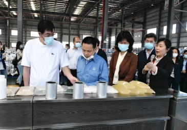 深化校企合作，共促融合发展 ——岳阳市委常委、统战部部长邱虹一行调研岳阳东方雨虹